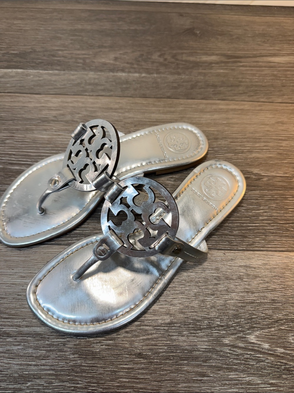 Tory Burch Metallic Silver Logo Thong Sandals Sz 7.5 (h51) - Picture 2 of 6